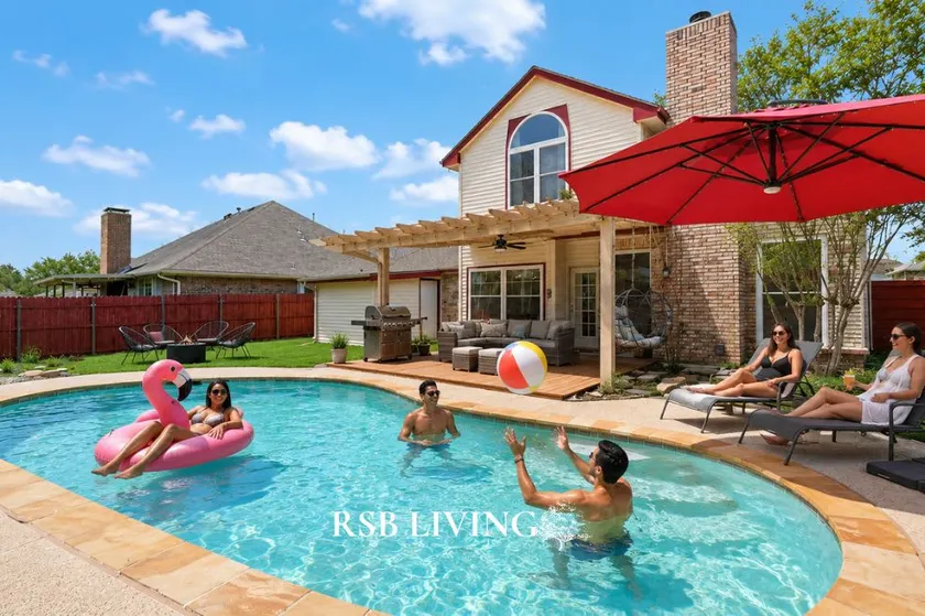 Glamorous 4BR 2,5BA Holiday Home with Pool, Game Room & Fire Pit - Image 1