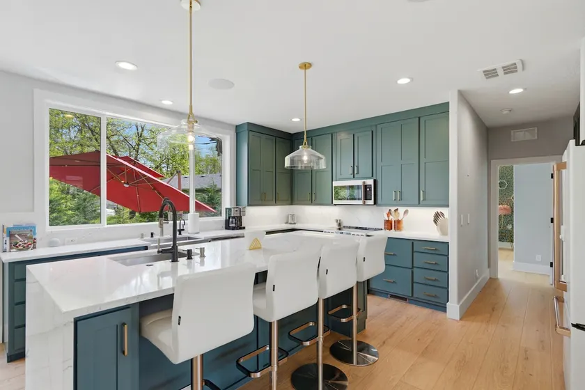 Luxury 3 King Suite Retreat 3 Blocks to Downtown! - Image 1