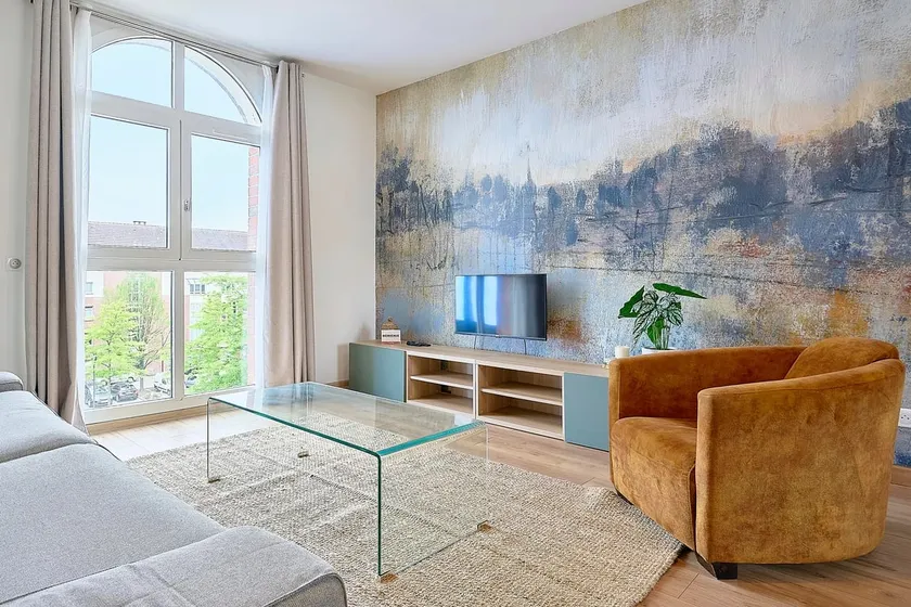 Bright apartment in hypercenter with parking - Image 1