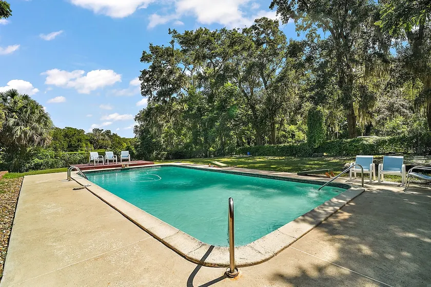 Beautiful lake house w/pool. - Image 1