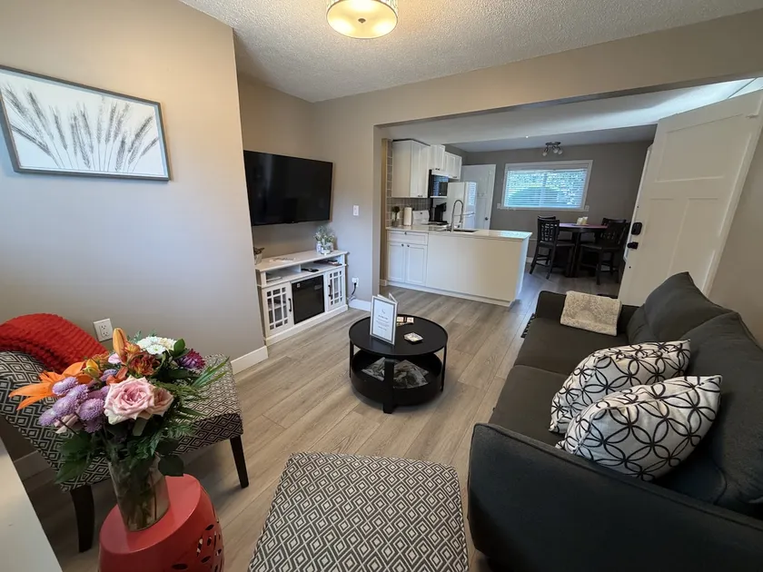 Near Golf | Fort Langley | Fireplace | Parking - Image 1
