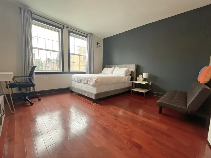 Cozy 2-Bedroom Apartment in Downtown | 10 Minutes to the Airport | 7 Minutes to Wells Fargo | Fully Equipped Kitchen | Convenient Transportation - Image 1