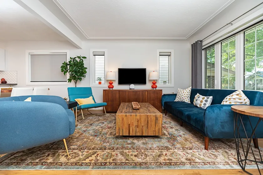 Walk to Whyte Ave |9 beds| Central A/C | sleeps 15 - Image 1
