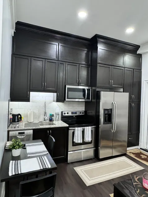 Private bachelor apartment - Image 1
