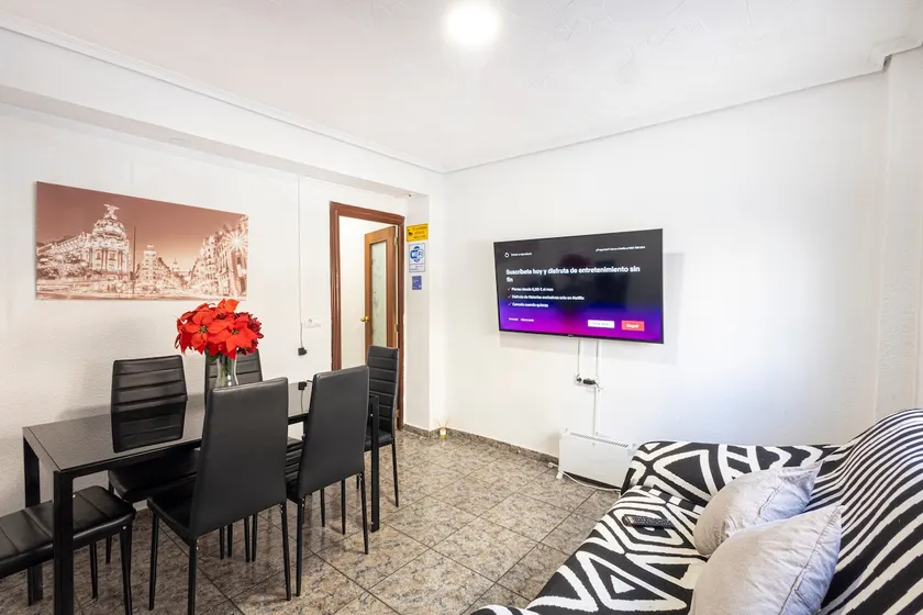 Comfortable basement near the subway and the Valencia fair - Image 1