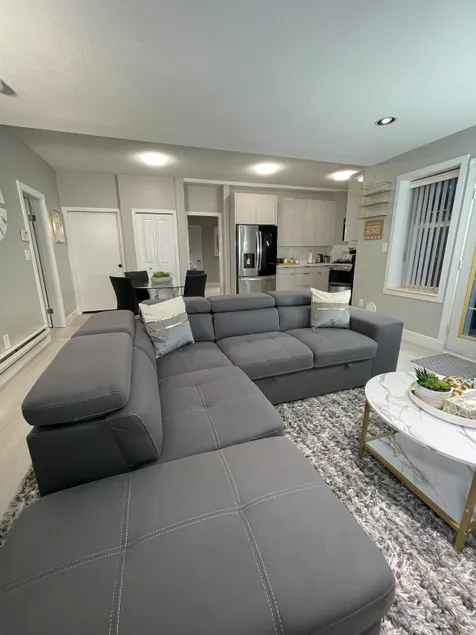 Modern Chic: 1500sqft,King Beds,Desirable Location - Image 1