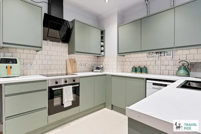 Liz's 4 Bed House: Close to the Motor Point Arena - Image 1