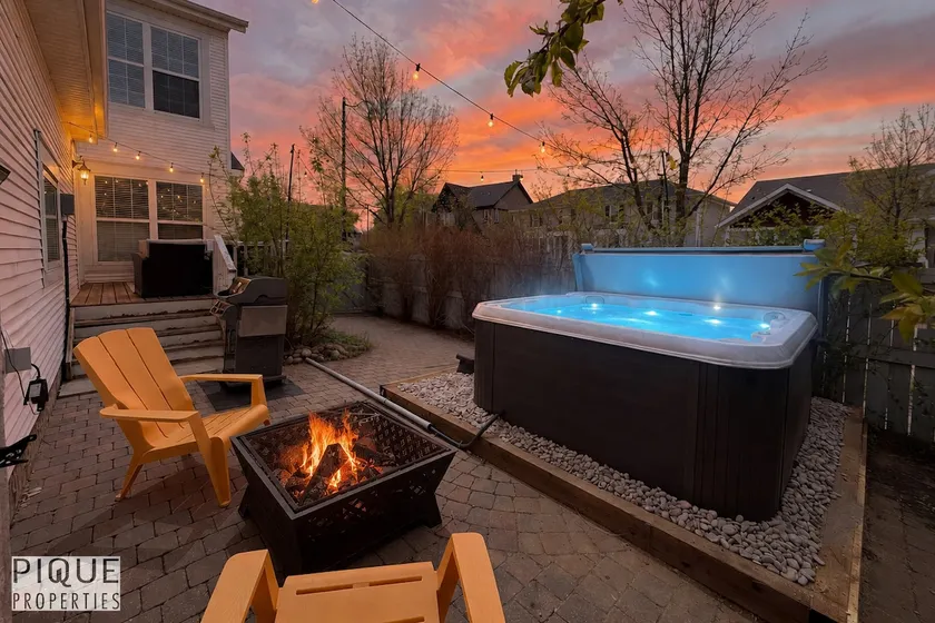 The Obsolete Suite - HotTub - King Bed - AC - Pet Friendly - Image 1