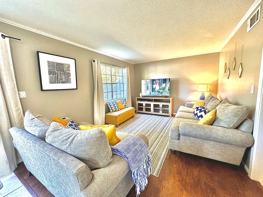 Condo with pool! MINS to beaches & Eglin AFB - Image 1