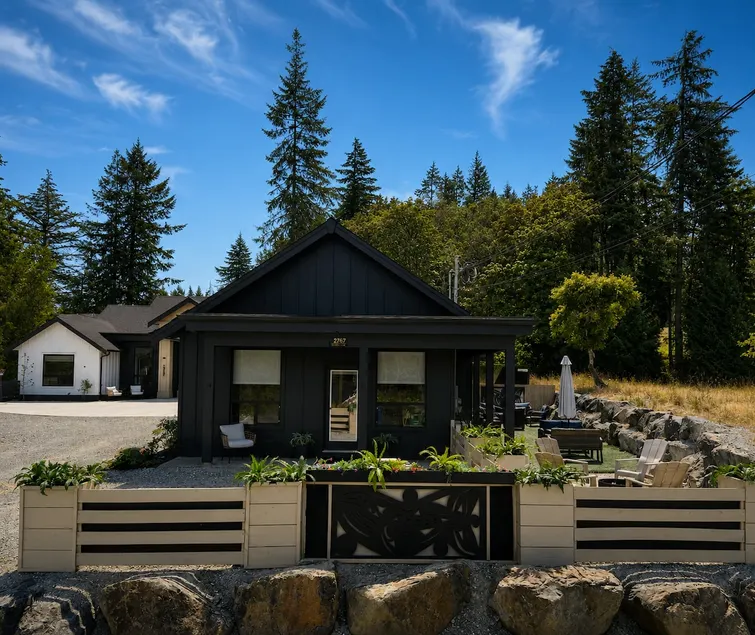 New 2BR Guest House, Chef's Kitchen, Fire Table - Image 1