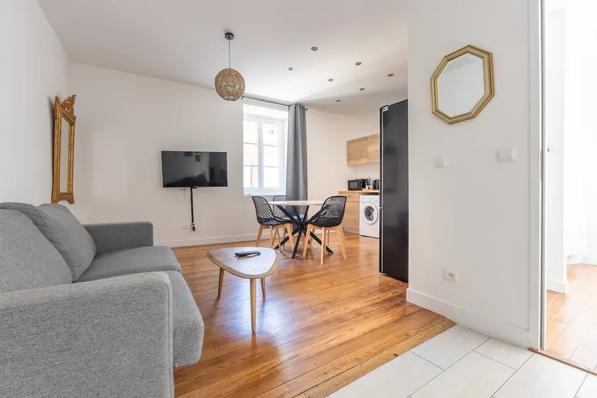 Modern city-center apartment - Image 1