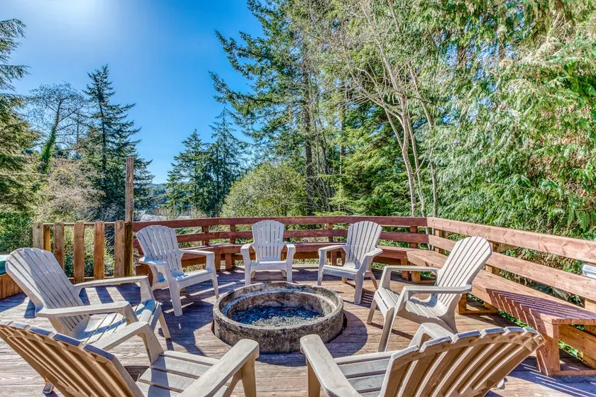 Delightful home near the beach with private deck, - Image 1