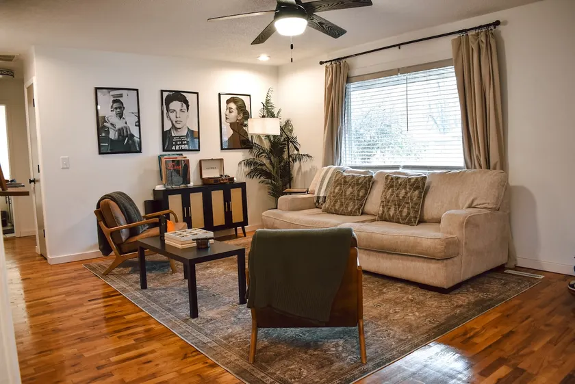 Stylish 3-bed2-bath stay with kitchen & coffee bar - Image 1