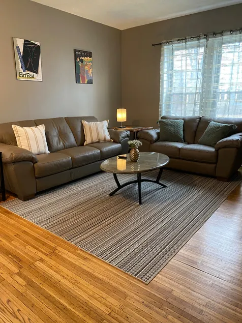 PARK AVE Getaway 4 bdrm/2.5 bath, AC, Parking - Image 1