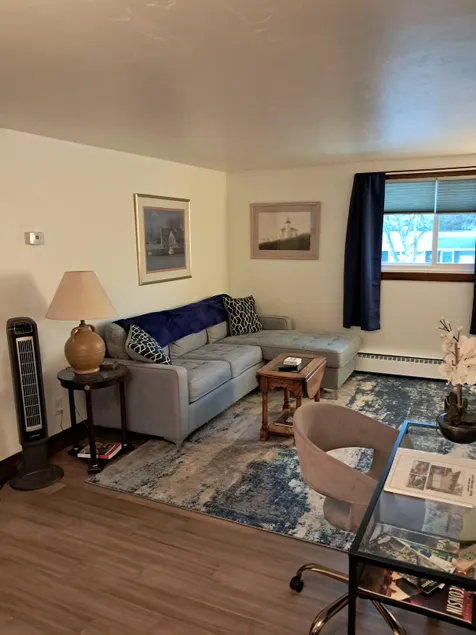 Charming 1-Bedroom Upper Duplex - Image 1
