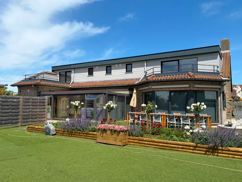 Beautiful villa with spa a stone's throw from the sea - Image 1
