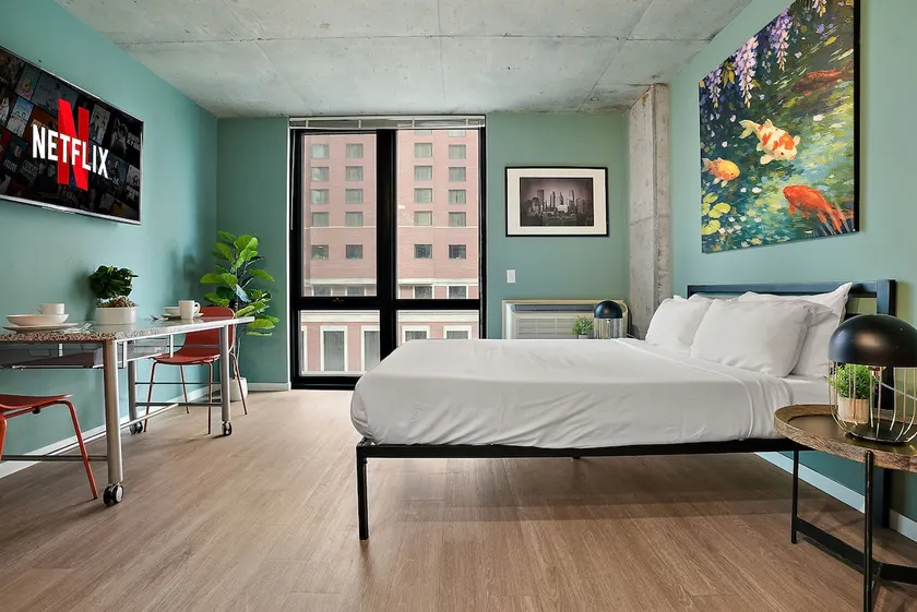Premium Downtown Condo with Resort Level Ameniti99 - Image 1