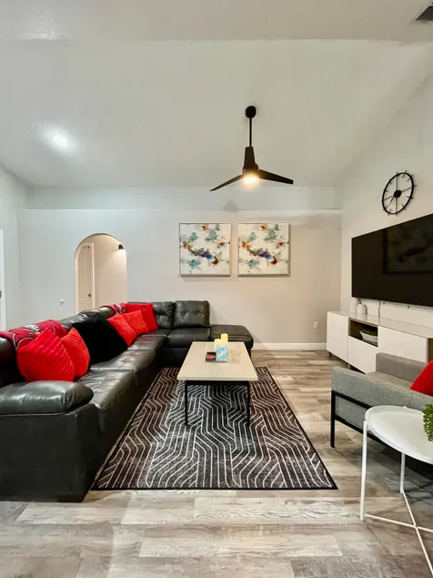 Bucs Bungalow Stadium Home, King Bed Suite, Gym - Image 1