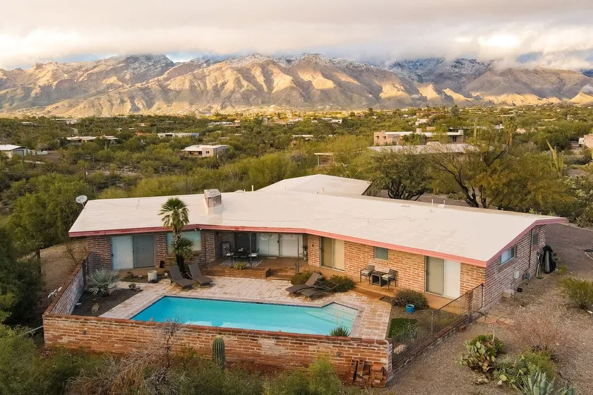 3BR dog friendly oasis with yard, amazing pool - Image 1