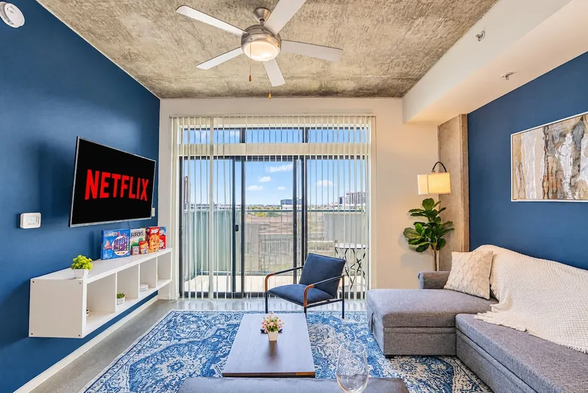 PHX DT Apartment with Balcony + Gym + Pool Parking - Image 1