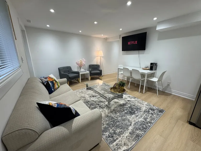 Cozy, 2BDR,walkout apt, free parking - Image 1