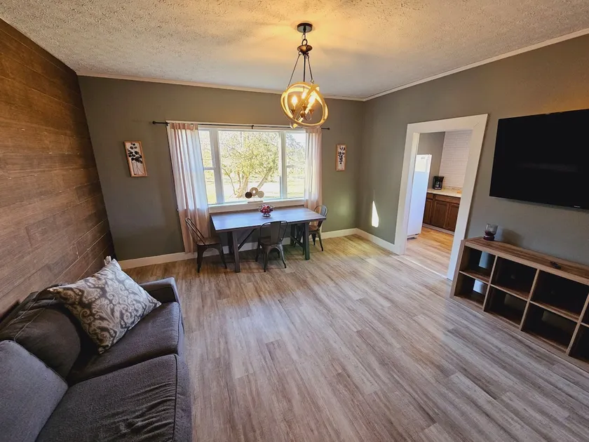 Ontario Vista Countryside Home - Image 1