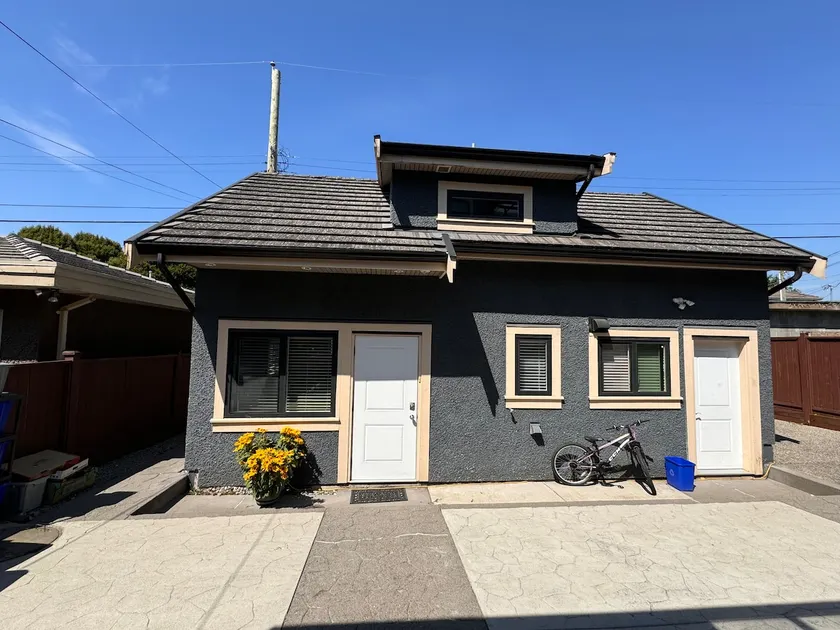 Cozy Laneway House - Image 1