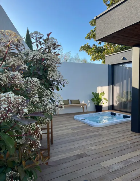 Independent contemporary lodge with Jacuzzi - Image 1
