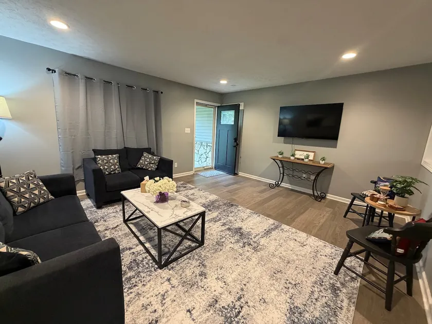Indy South Centrally Located - Image 1