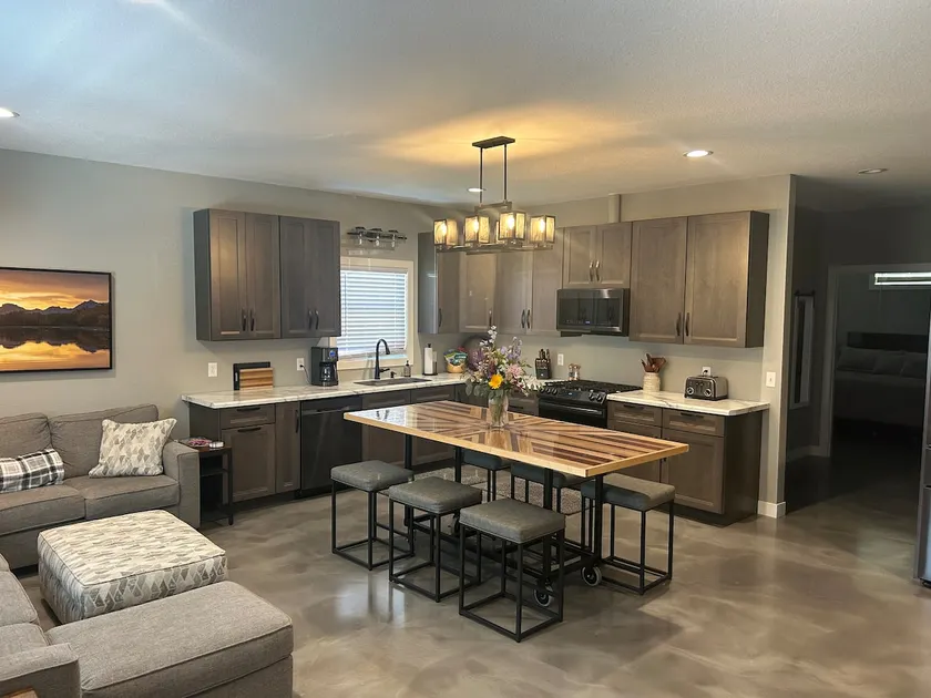 Henderson Guest House: Modern Meets Cozy! - Image 1