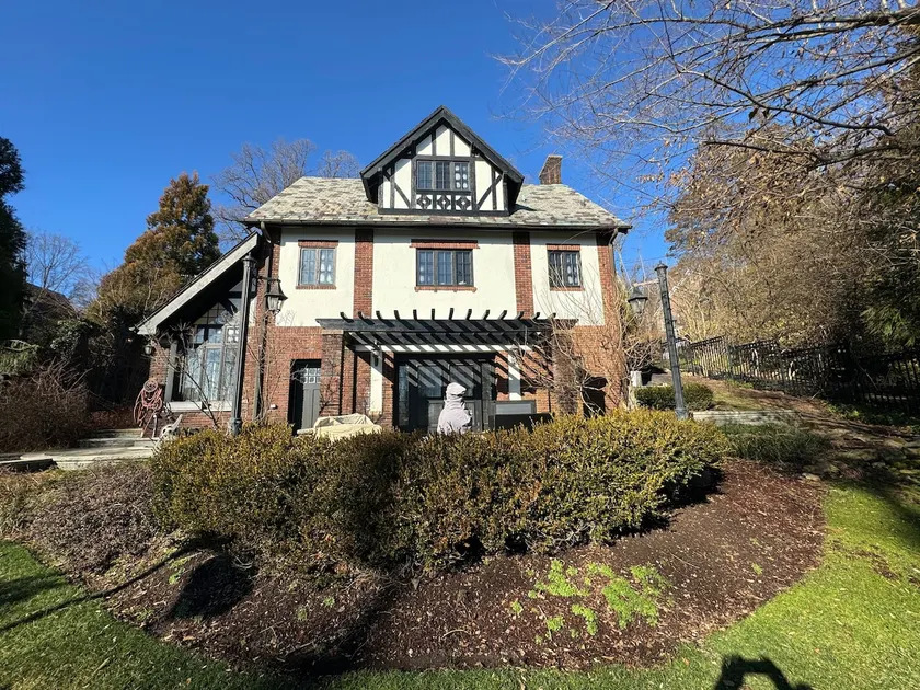 Mountaintop Carriage House with Tennis Court - Image 1
