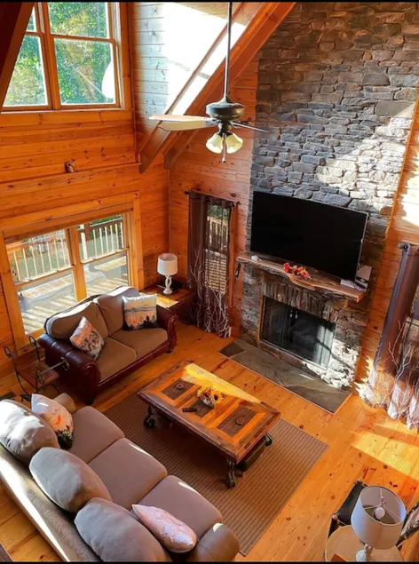 The Bear’s Watch Mountain Cabin - Image 1