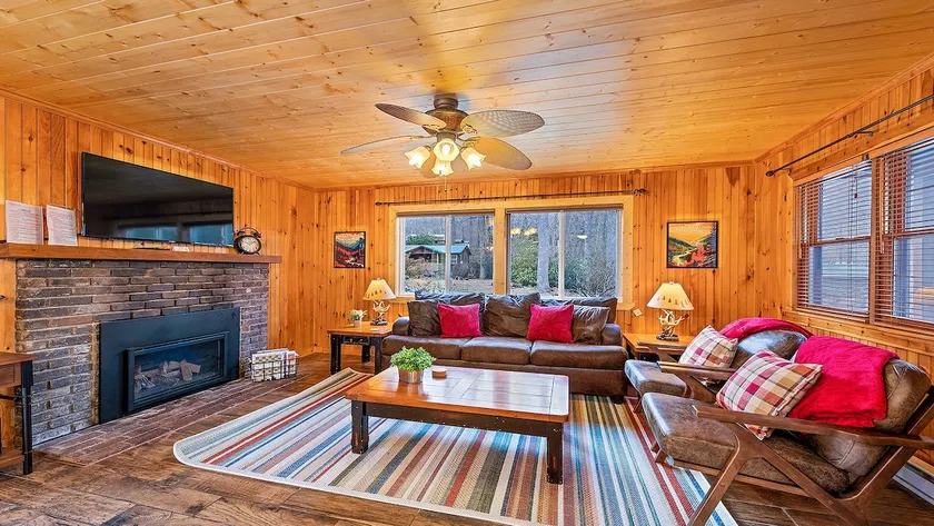 Creekside Haven-Fantastic Location, Heated Pool! - Image 1
