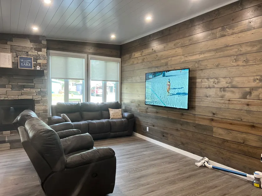 Falcon Lake townsite beauty - Image 1