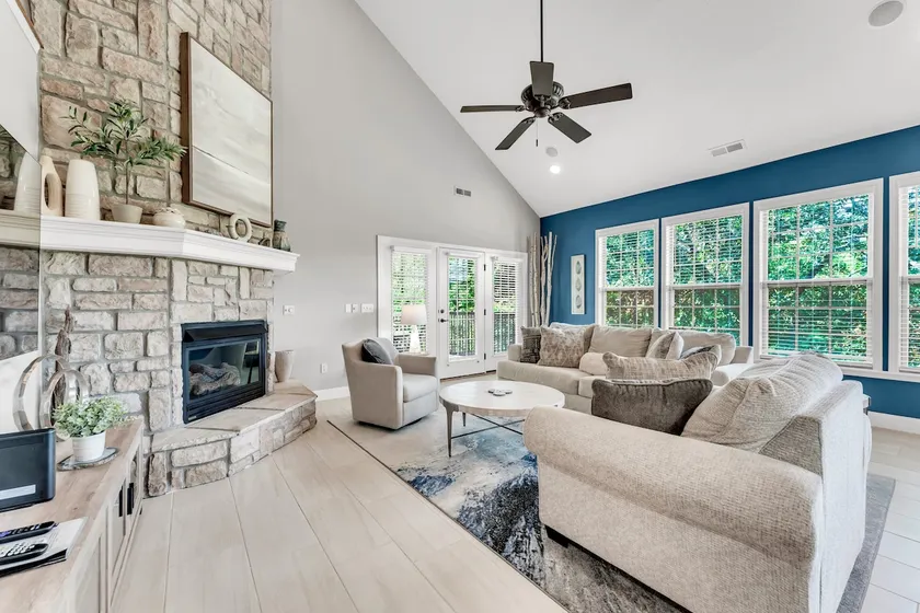 Upscale Home, Golf, Pools, Game Room, Ozark Dream! - Image 1
