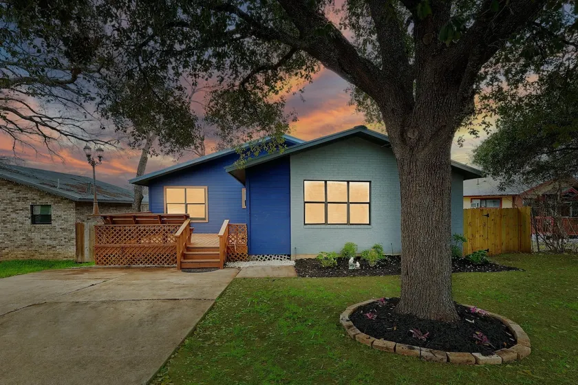 Casa Azul Austin Gem - Minutes From Downtown - Image 1