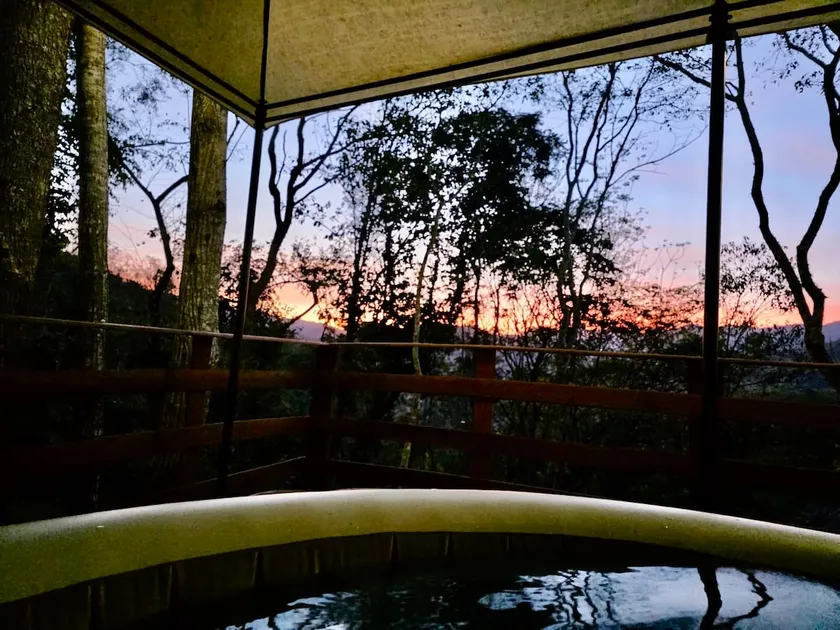 Farmhouse cabin with hot tub and sunset - Image 1