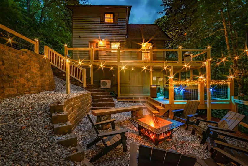 “Not Your Grandma’s Cabin” King Loft/WIFI/Hot Tub! - Image 1