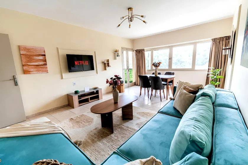 Hypercentral cosy studio with park view - Image 1