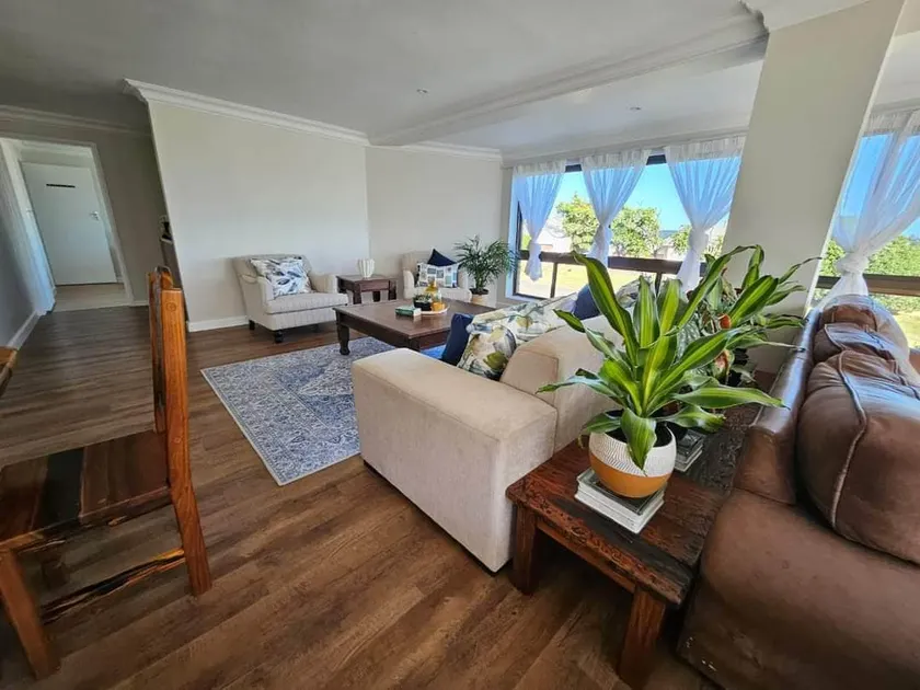 Enjoy R&R at this Seaview beach apartment - Image 1