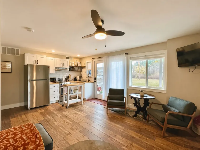 Charming 1 bed/bath Suite in waterfront Cottage - Image 1
