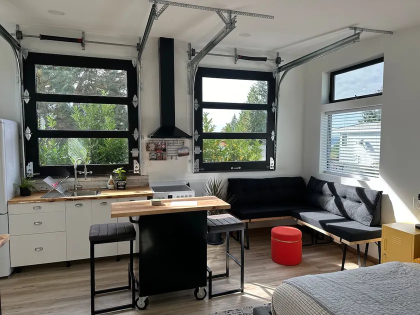 Private Studio w Peekaboo View - Image 1
