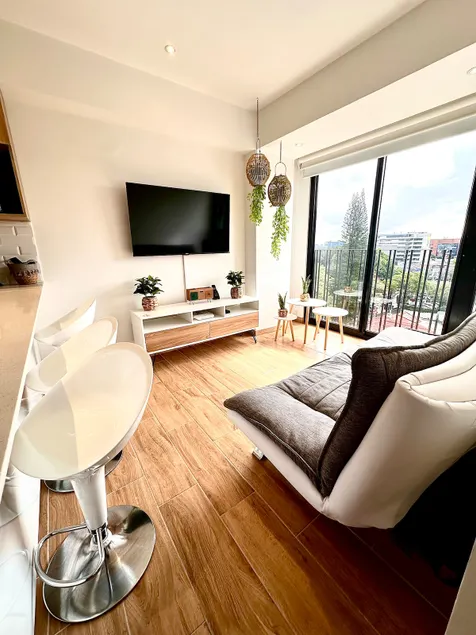 Top location near the airport and hotels - Image 1
