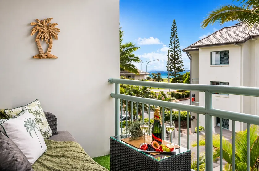 Kirra Beachfront, Oceanviews, Pool, Car Space, AC. - Image 1
