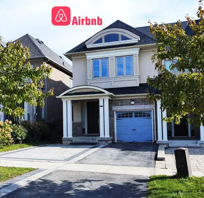 Richmond Hill/Luxury Semi-Detached/Comfortable 4 Bedrooms, 3.5 Bathrooms (Parking for 3-4 cars) - Image 1
