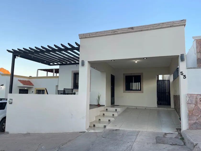 Entire house in the Las Brisas community, 3 minutes from the cinema! - Image 1