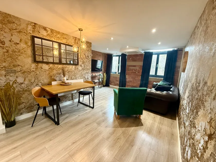 Bradford: Newly Renovated Cosy Duplex (BD1) - Image 1