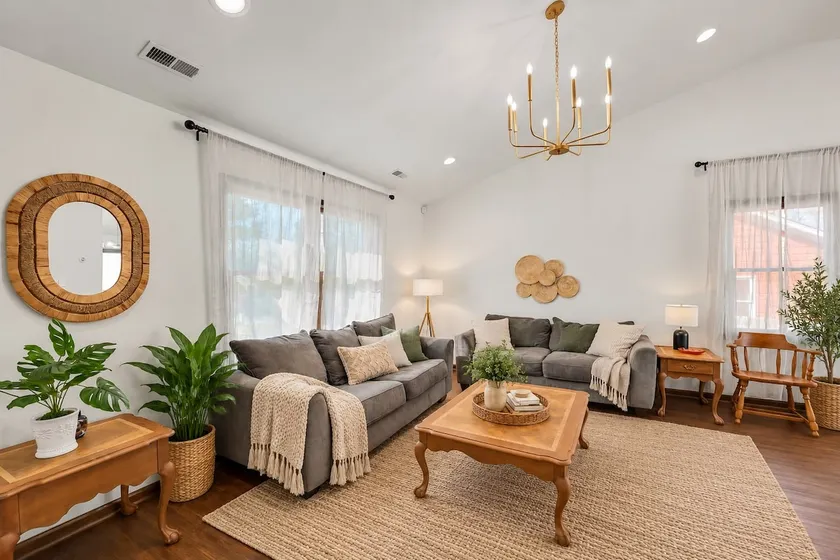 Comfortable home in Raleigh w big fenced backyard - Image 1