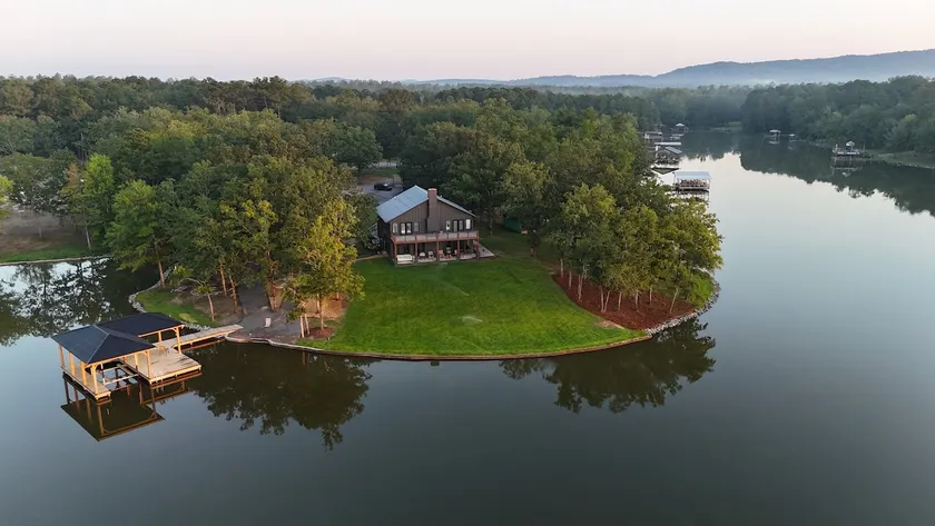 Lakefront Lodge at Walcox Point Sleeps 18 - Image 1