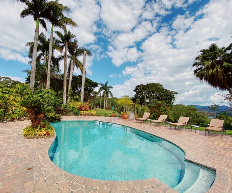 Villa Oasis Garden, Lake Calima - Image 1